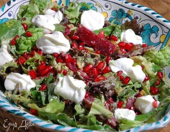 Зеленый салат с запеченной свеклой и каштанами