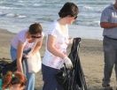 Премьер-министр Северного Кипра приняла участие в акции по очистке пляжа