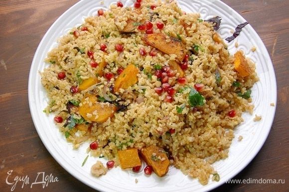 Теплый салат из булгура, тыквы и граната