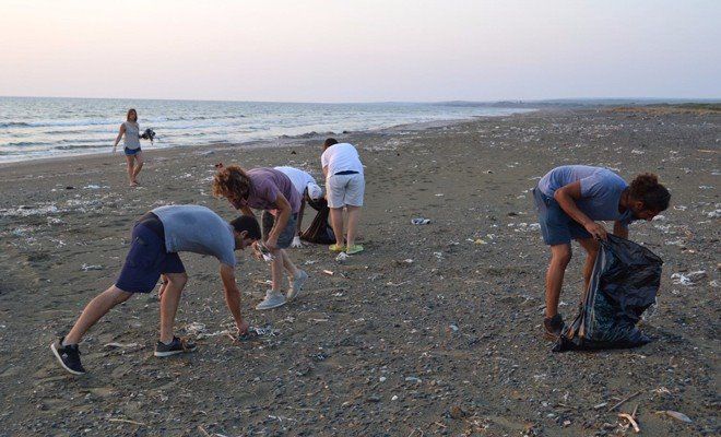 Молодые активисты очистили пляж от мусора