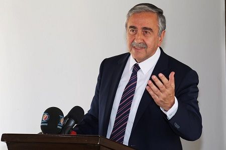 Акынджи провел пятичасовой брифинг в парламенте